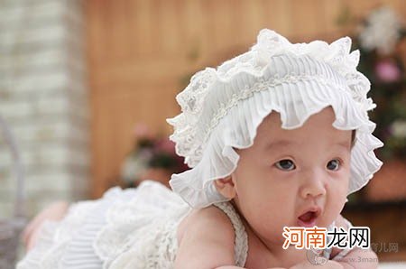 给孩子衣服穿的太多，也是有坏处的！妈妈最好要知道