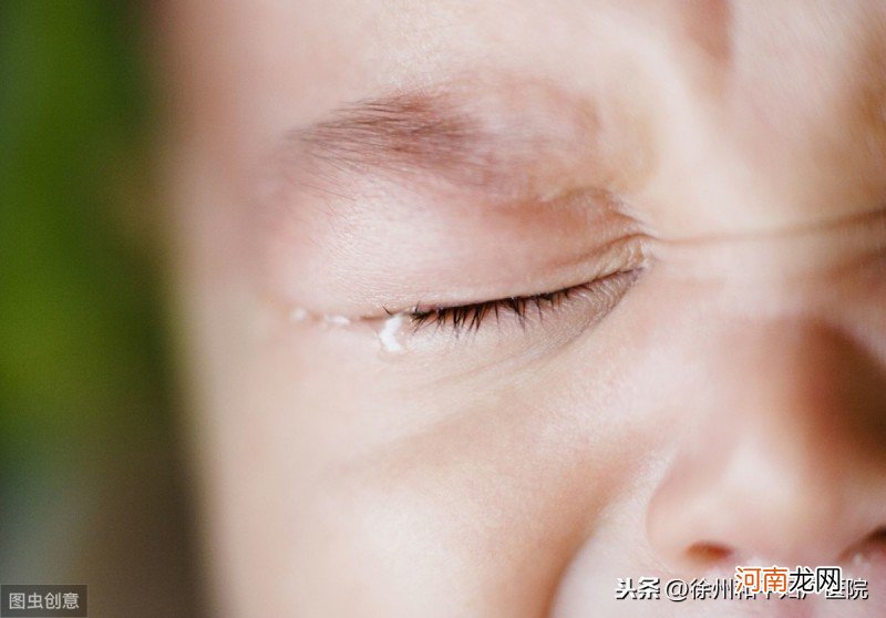 婴儿斗鸡眼是什么原因引起的(一个月宝宝偶尔斗鸡眼正常吗