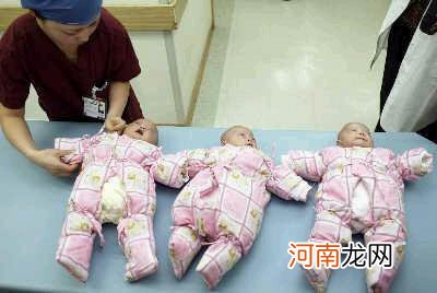 多胞胎在妈妈肚里拥挤生活