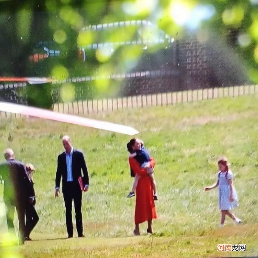 路易王子是如何迎接归来的家人的，和乔治玩闹，要凯特抱抱