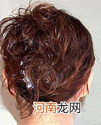 女性成熟盘发发型扎法图解 棕色发色搭配更迷人