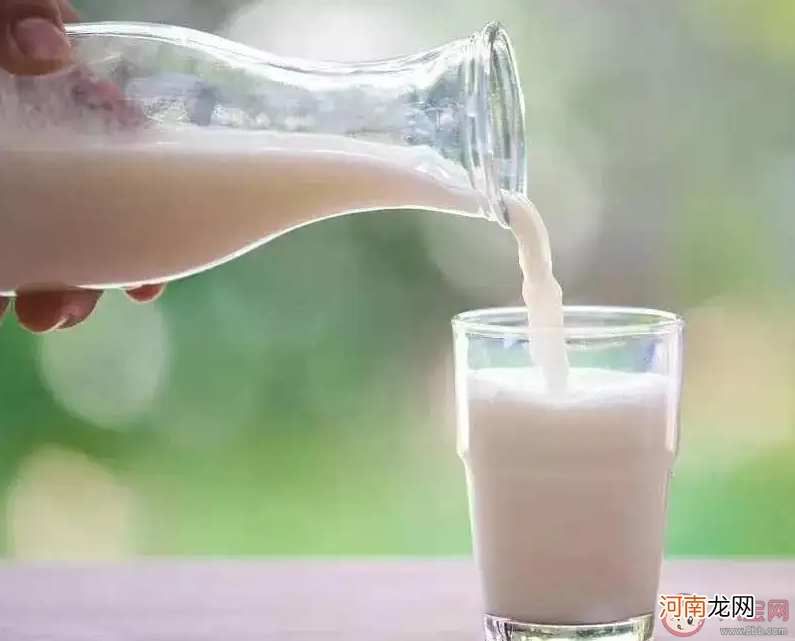 牛奶丰胸|喝牛奶胸会变大吗 牛奶有丰胸的效果吗