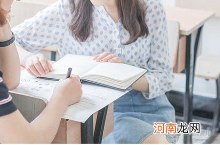 宝宝太早学坐学走路，其实是有坏处的！