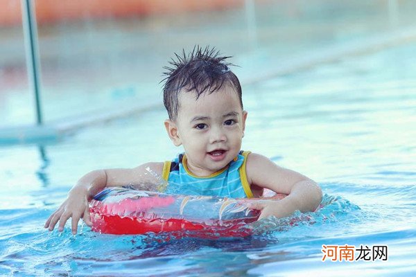 崔玉涛育儿法为你解答；婴儿游泳好不好？