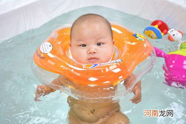 婴儿游泳带脖圈好不好 带脖圈游泳的危害请了解一下！
