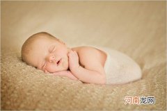 新生儿究竟是要多抱还是多躺 分三种情况对待