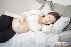 早期孕妇睡觉的正确姿态 双胞胎孕妇睡觉的正确姿态