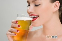 喝啤酒竟然有六大好处 女性喝啤酒有什么好处