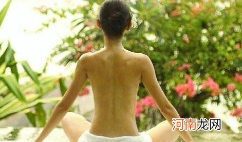 背部长痘的三个原因 女性背长痘痘是什么原因？