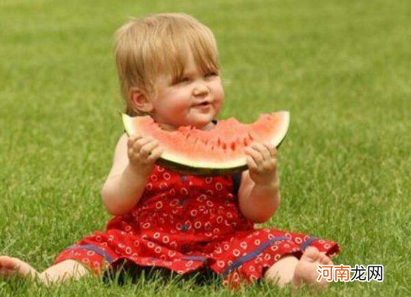 夏天，能给宝宝吃西瓜吗？超过这个年龄才可以，并且要做好3件事