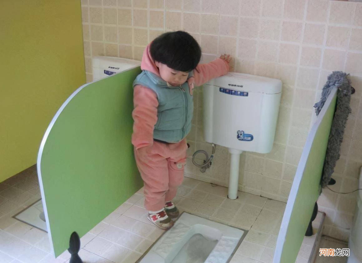 孩子为啥不愿意在幼儿园“上厕所”？有3个隐藏原因，家长要了解