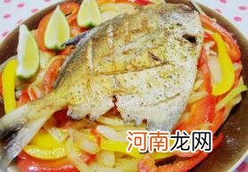 儿童菜谱海鲜类：彩椒白鲳鱼