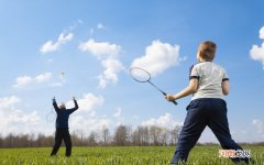 打羽毛球的四大好处 儿童打羽毛球的好处和坏处