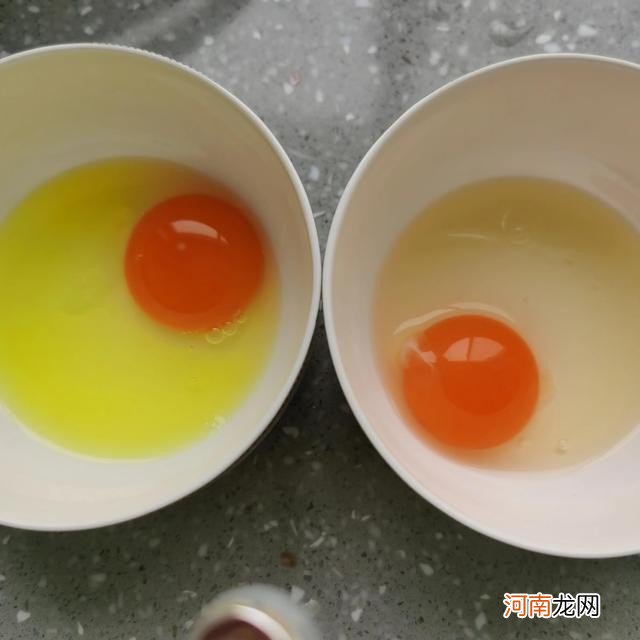 鸡蛋清是黄绿色怎么回事 鸡蛋清是绿色的还能吃吗