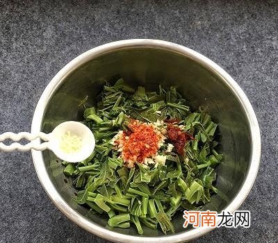 凉拌香椿要怎么做才好吃 凉拌香椿芽的家常做法