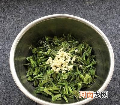 凉拌香椿要怎么做才好吃 凉拌香椿芽的家常做法