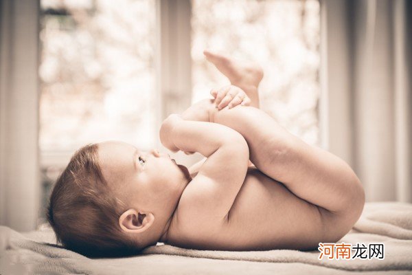 宝宝腿不直是缺钙吗 父母应该科学判断宝宝腿不直