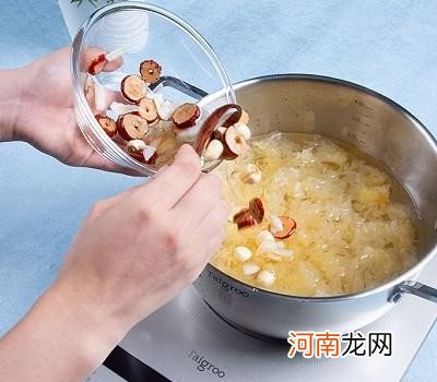 银耳莲子羹的家庭做法 银耳莲子羹怎么做