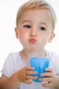 五种坏习惯损害幼儿牙齿