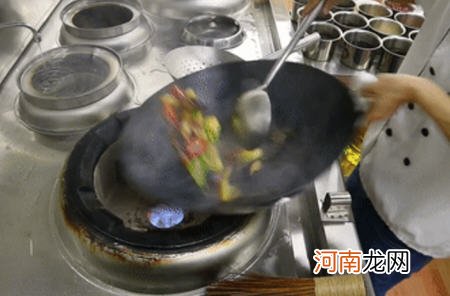 茄子土豆青椒地三鲜的家常做法