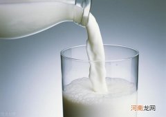 睡前喝牛奶等于服毒吗 每天晚上喝牛奶好吗