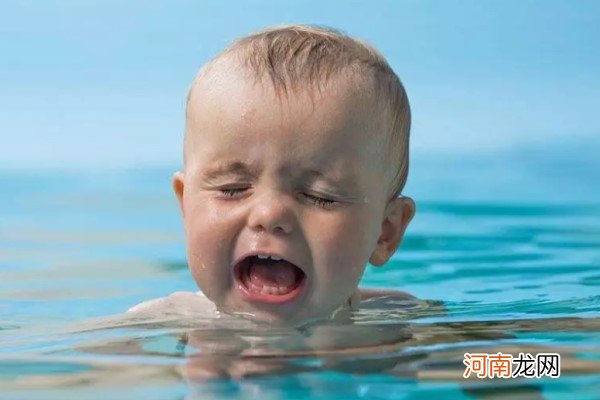 婴儿游泳受惊怎么办 学到这几招宝宝立马停止哭闹