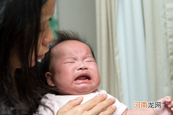 宝宝吐奶是不是受凉了 正确方法应对宝宝吐奶最重要