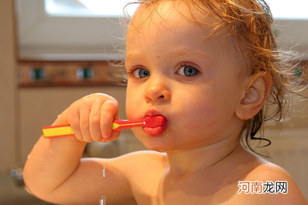 给宝宝刷牙的正确方法 4招学会巴氏刷牙法预防龋齿