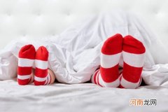 宝宝穿袜子睡觉好吗 穿不穿看完你就知道了