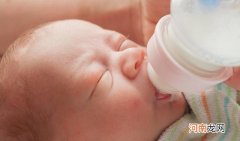 宝宝吃少了吃多了都有危害 各月龄宝宝吃奶量不同