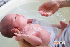婴儿多大可以用沐浴露 家长别做暴食天物的事情