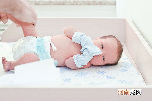 婴儿戴手套影响智力 戴手套对婴儿的危害竟有这么多