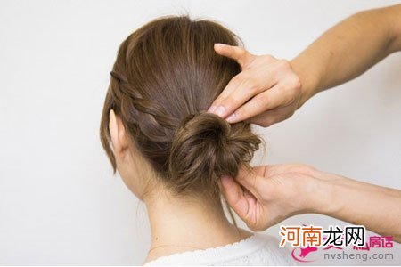 日系花苞头盘发 让你更显温婉甜美