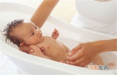 如何给新生儿洗澡才正确呢