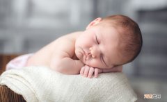 新生儿睡觉时抽搐是怎么回事