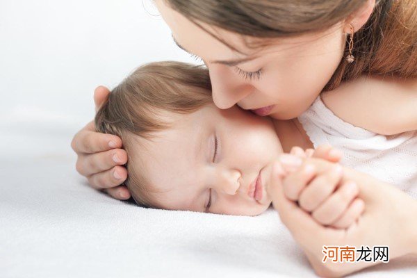崔玉涛谈一岁宝宝趴着睡 不明就里的家长快来了解下