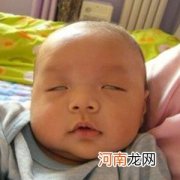 新生儿睡觉翻白眼怎么回事？新生儿为什么翻白眼
