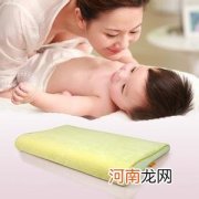 婴儿什么时候用枕头 新生儿用枕头好吗？如何选择婴儿枕