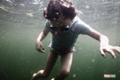 6岁女孩游泳后患病 夏季慎带孩子去公共场所玩耍