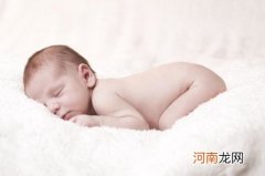 如何通过睡姿辨别宝宝的健康状况