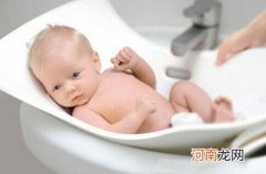 怎么帮宝宝洗澡