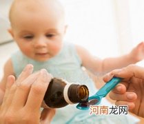 怎么给孩子喂药？孩子怕吃药试试这三招 喂药可用注射器