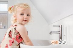 冬天小孩莫经常用热水洗手 否则小手变老手