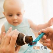 给宝宝喂药三大误区：捏着孩子的鼻子灌药