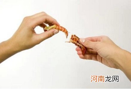 超简单的快速剥虾技巧 怎么吃小龙虾步骤图