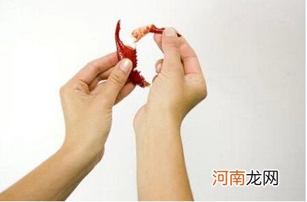 超简单的快速剥虾技巧 怎么吃小龙虾步骤图