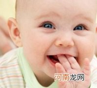 婴儿吃手指是智力发育信号 婴儿吃手指家长要注意卫生