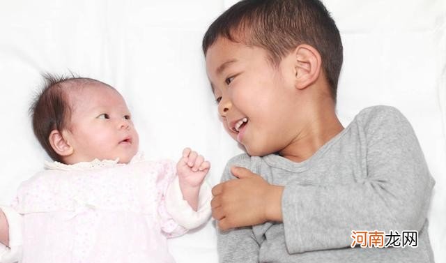 怎么和二个月的宝宝互动 2个月宝宝早教内容