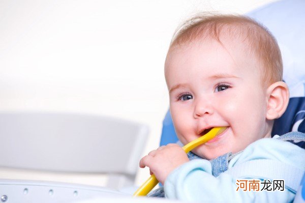 怎样判断宝宝出牙发烧 出现这些症状说明宝宝长牙发烧