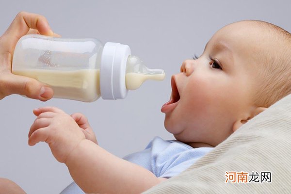宝宝吃奶瓶时嘴角流奶 没想到问题竟出在这